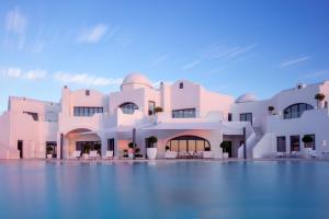 Al RahbaAnantara Santorini Abu Dhabi Retreat-Adults Only的建筑物外形的 ⁇ 染
