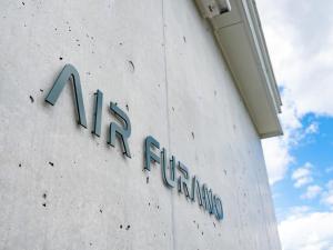 富良野AIR FURANO的建筑物一侧的标志