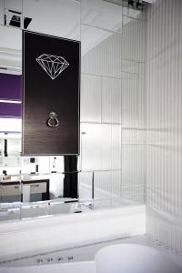 哈尔科夫Mirax Boutique Hotel的一间带水槽的浴室和一张钻石照片