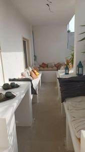 托雷奇安卡Casa Vacanza Villa Stefy - Salento的白色的客房配有白色的桌子和沙发