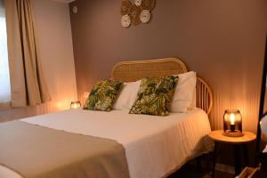 毕博纳的码头卡萨帝卡恰营地旅馆的一间卧室配有一张带两个枕头和时钟的床