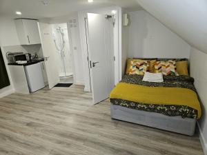 奥平顿Impeccable 5-Bed House in Orpington的一间带床的小卧室和一间厨房