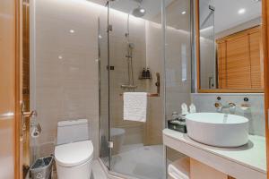 温州航宾国际大酒店的一间带水槽、卫生间和淋浴的浴室