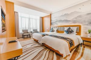 温州航宾国际大酒店的酒店客房配有两张床和一张书桌