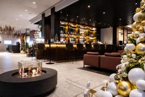 维尔纽斯Hilton Garden Inn Vilnius City Centre的大堂设有酒吧和圣诞树
