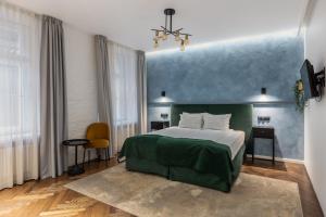 里加Konventa Sēta Hotel Keystone Collection的一间卧室设有绿色的床和蓝色的墙壁