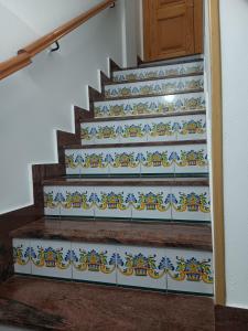 丘利利亚La Replaceta的一套铺有蓝色和白色瓷砖的楼梯