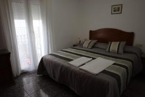 丘利利亚La Replaceta的一间卧室配有一张大床和两条毛巾