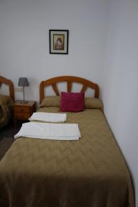 丘利利亚La Replaceta的一间卧室配有一张带两个枕头的床