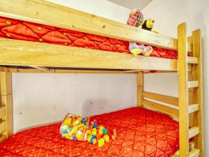 勒克比尔Apartment Lunik Orion-41 by Interhome的一间卧室配有两张双层床,配有玩具