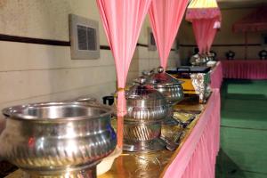 PannaHotel Kumkum Chhaya的桌子上一排金属水壶
