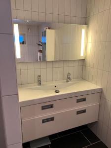 特罗姆瑟Tromsø’s best location? City & Nature 5 mins away.的一间带水槽和镜子的浴室