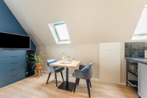 斯泰伦丹B&B Studio/Appartement Bij Zee的一间厨房,里面配有桌椅