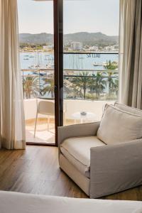 圣安东尼奥Hotel Sa Clau by Mambo的带沙发的客厅,享有船景