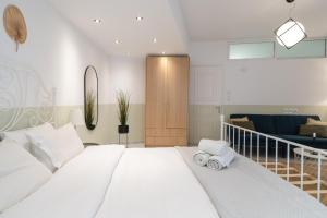 阿尔塔K-Houses A3的一间带白色大床的卧室和一间客厅