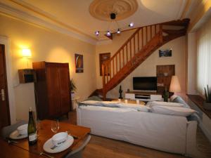 巴涅尔-德吕雄Appartement Bagnères-de-Luchon, 2 pièces, 2 personnes - FR-1-313-229的客厅设有白色的床和楼梯。