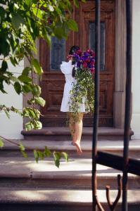 盖布维莱尔Domaine Bohème I art de vivre的门前拿着一束鲜花的人