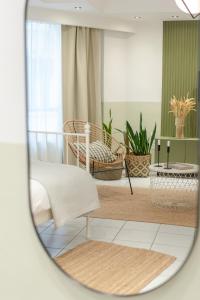 阿尔塔K-Houses A3的镜子反射着客厅,客厅配有床和椅子