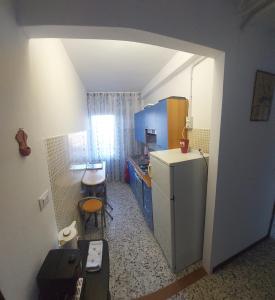 PerinoLa casa di Mia的一间带冰箱和桌子的小厨房