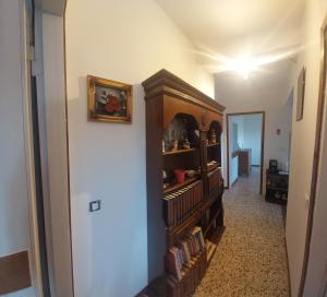 PerinoLa casa di Mia的走廊上设有书架的房间