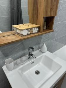 乌兰巴托Exclusive USA Embassy Proximity Apartments的浴室设有白色水槽和镜子