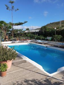 Balcon de TeldeCasa Mami Carmen Telde, Las Palmas的度假村内的一个蓝色海水游泳池