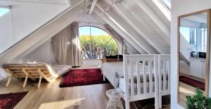 卡尔克湾The Dragon Tree Guesthouse的一间卧室设有一张床和一个大窗户