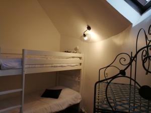 BracquetuitLE GITE DU COLOMBIER的一间卧室配有两张双层床和一盏灯。