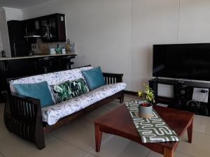 拉莫西CoRAL REEF 207的带沙发和咖啡桌的客厅