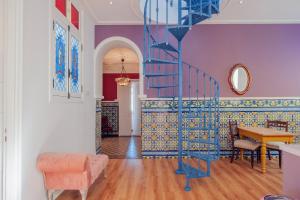 阿亚蒙特Casa Verde Ayamonte的一张桌子,房间有一个蓝色的螺旋楼梯