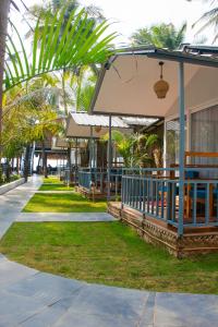 帕罗林COCO CABANA的度假村的背景是拥有棕榈树的餐厅