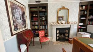 坎特伯雷Yorke Lodge Bed and Breakfast的客厅设有壁炉和镜子