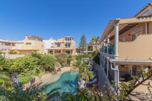 拉戈斯Charming Residence & Guest House Dom Manuel I Adults only的享有带游泳池的度假村的空中景致