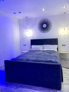 什切青Uroczy Apartament z Patio的一间卧室配有蓝色的床和镜子