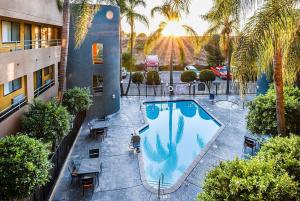 科默斯洛杉矶康莫斯区旅程住宿酒店的大楼游泳池的顶部景色