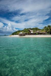 放逐岛斐济卡斯特威海岛度假酒店的享有海滩美景,设有房屋和大海