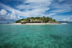 放逐岛斐济卡斯特威海岛度假酒店的海洋上的岛屿,上面有房子