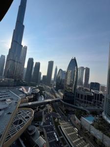 迪拜Deluxe - Address Dubai Mall - The Residence的城市景观,拥有许多高高的建筑