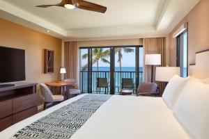 拉海纳OUTRIGGER Kāʻanapali Beach Resort的酒店客房设有一张床,享有海景。