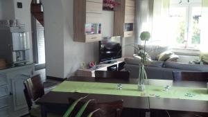 Neuenrade诺伊恩拉德旅馆的客厅配有沙发和桌子