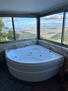 ‘IsfiyāPanoramic View的窗户客房内的白色大浴缸