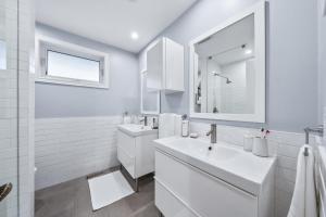 多伦多Large & Sunny Private bedroom in Villa的白色的浴室设有水槽和镜子
