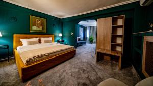 蒂米什瓦拉Hotel Cocó的一间卧室设有一张床和绿色的墙壁