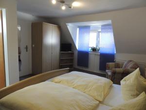 Neuenrade诺伊恩拉德旅馆的卧室配有床、椅子和窗户。