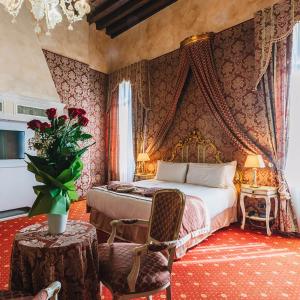 威尼斯卡马迪酒店住宿加早餐旅馆的一间卧室,配有一张床和花瓶