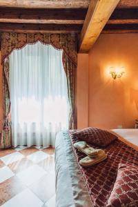 威尼斯卡马迪酒店住宿加早餐旅馆的一间卧室,床上有鞋