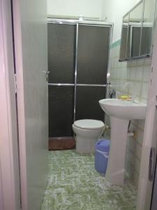 蒙加瓜Pé na areia的带淋浴、卫生间和盥洗盆的浴室