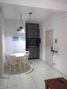 蒙加瓜Pé na areia的厨房配有桌椅和微波炉。