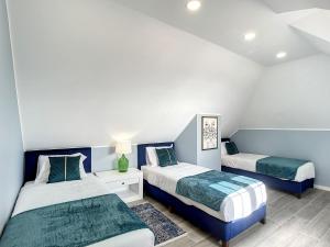 圣克鲁斯Casa da Horta by Atlantic Holiday的蓝色和白色的客房内的两张床