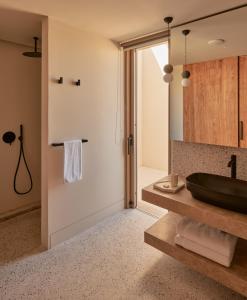 梅萨雷亚Noūs Santorini的浴室设有黑色水槽和镜子